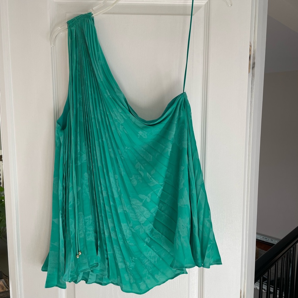 Beautiful one shoulder sexy green top!